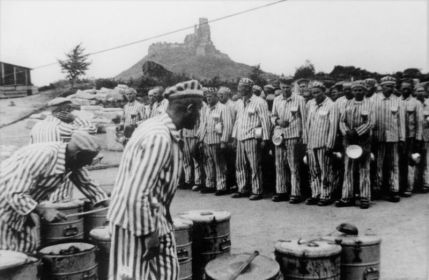 Konzentrationslager СС Флоссенбюрг (Flossenbürg). Узники концлагеря Флоссенбюрг, работающие в каменном карьере, ждут раздачи пищи.