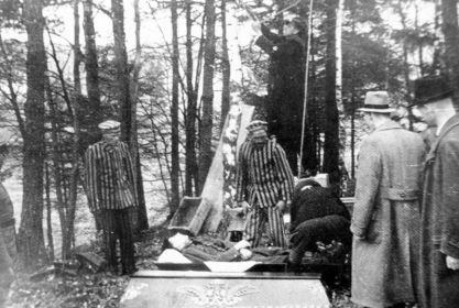 Konzentrationslager СС Флоссенбюрг (Flossenbürg). Тело повешенного польского рабочего Юлиана Майки, положенное в гроб, после казни в лесу под Михельснойкирхеном, за любовную связь с немкой.