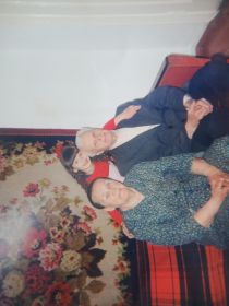 Фотография, сделанная много лет назад. Я в детстве и мои дорогие прадедушка Василий и прабабушка Валентина