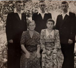 фото 1955 г .    Слева: дети - Борис, Сергей, Анатолий, Надежда (справа), жена- Кулинич (Камышева) Пелагея Федоровна (1904-1986)