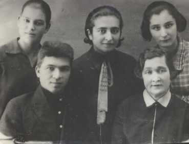 30-е годы.  Алексей , рядом справа- жена Софья, ее две сестры, слева- сестра Алексея, Яковлева Мария Пантелеевна