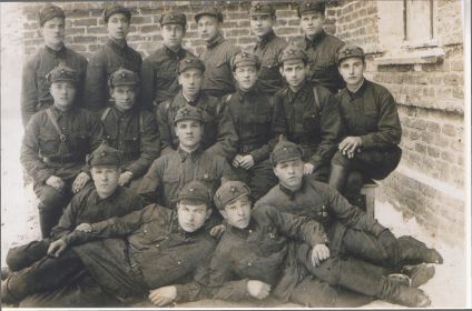 Шилов П.В. (второй ряд, второй слева) с боевыми товарищами