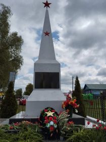 09 05 24 у братской могилы деревни Коробково Навашинского района, где ранее проживал мой Дедушка