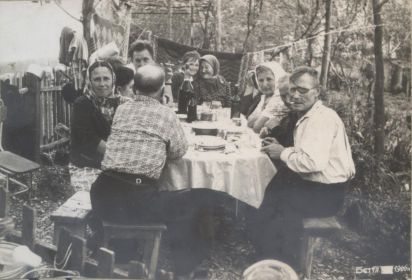 Процело Иван Данилович (справа) после войны в кругу семьи, хутор Бетта, 1966 год