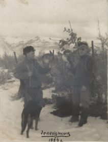 Процело Иван Данилович (справа) на охоте, г. Геленджик ,зима 1954 года
