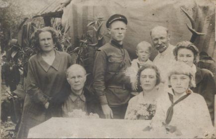 Процело Иван Данилович (в центре) в начале войны в кругу семьи, г. Геленджик, июнь 1941 года