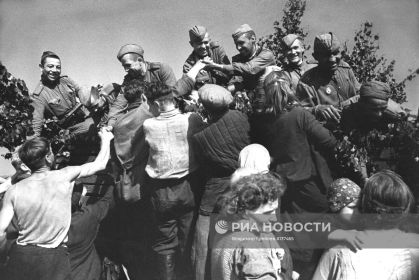 Население освобожденных районов Латвии встречает воинов Красной Армии