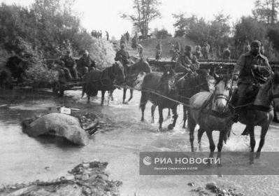 Артиллеристы 2-го Прибалтийского фронта переправляют на лошадях орудие, преодолевая с боями Лубанские болота.