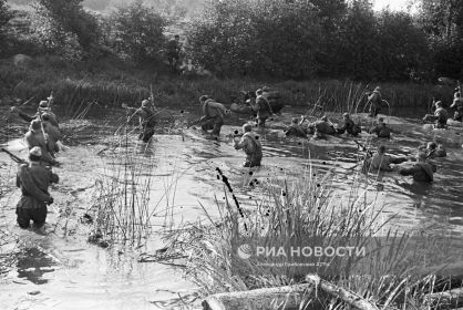 Войска 2 Прибалтийского фронта с боем преодолевают Лубанские болота