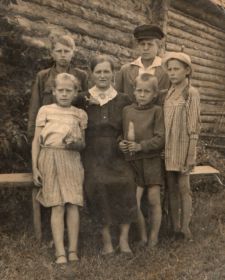 Вдова Николая Михайловича Анна Ивановна с детьми: Юрием (1931 г. р.), Иваном (1933 г. р.), Ниной (1935 г. р.), Тамарой (1938 г. р.) и Павлом (1939 г. р.)