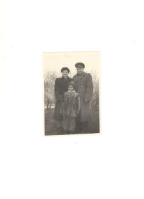Василевский М.И. с семьёй: Розалия Александровна (жена),Елена Михайловна (дочь) 1950г.