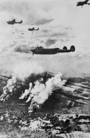 Советские пикирующие бомбардировщики Пе-2 сбрасывают бомбы c горизонтального полета на позиции противника." (в т.ч. материальная часть 47 гапдр (47 ограп).