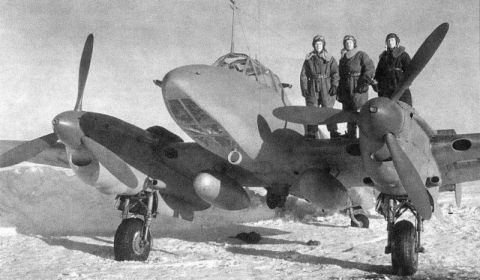 47 гапдр (47 ограп). 1943 - 1944, зима. Экипаж Попова Анатолия, на Пе-2Р, с подвешенными ПТБ.