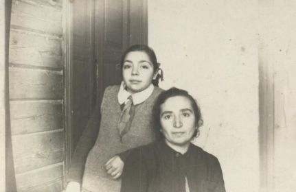 Жена с дочерью,  1946 год