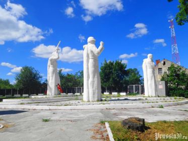 Мемориальный комплекс на братской могиле советских воинов. Калининградская область, Багратионовский муниципальный округ, п. Корнево (Август 2015, автор фото Дмитрий, сайт www.prussia39.ru)