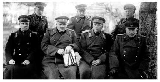 В нижнем ряду второй справа- Сергей Евгеньевич , третий- генерал Скоблик Филипп Семенович.