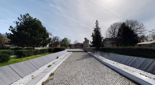 г. Штурово. Военно-мемориальное кладбище Красной Армии. Аллея с новыми гранитными плитами.