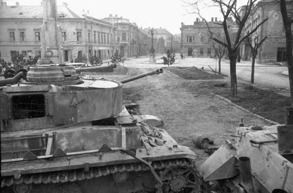 Март 1945 г.  Венгрия.  Секешфехервар. Захваченные немецкие танки