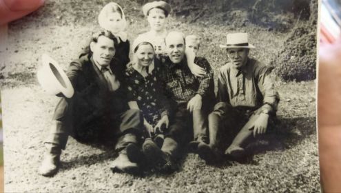Иван Яковлевич слева со шляпой в руке. Рядом с ним его жена - Анфиса Алексеевна, её брат, друг и кто-то из детей.