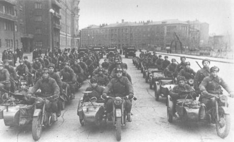 Колонна мотоциклов М-72 с вооруженными пехотинцами перед отправкой на фронт. Москва, проезд Девичьего Поля.