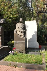 Памятник на Новодевичьем кладбище