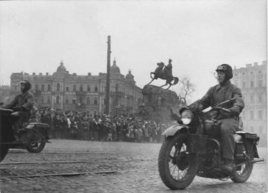 Советские мотоциклисты на Harley-Davidson 1 мая 1945 года на параде в Киеве.