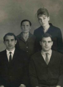 Кротько Евдокия с сыном Алексеем, Александром и дочерью Валей