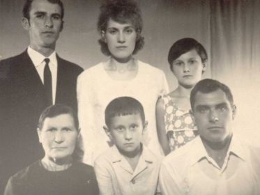 Кротько Евдокия с сыном Александром, внуками Светланой и Олегом, дочкой Валей и зятем Хасаном