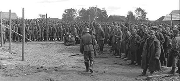 Город Смоленск. 1941 г. Советские военнопленные в лагере.