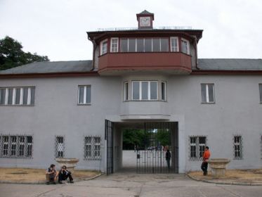 KZ Заксенхаузен (Sachsenhausen). Главные ворота лагеря. С балкона этих ворот офицеры СС, смотрели на стоящих, часами, в любую погоду, на аппель-платце узников.