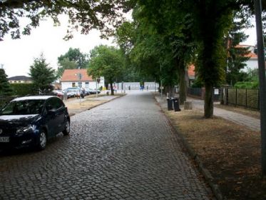 KZ Заксенхаузен (Sachsenhausen). Дорога по которой прошли десятки тысяч узников, разных национальностей, из разных стран. Остались в живых единицы. Вдали, виден вход в Мемориал.