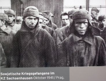 KZ (Konzentrationslager) Заксенхаузен (Sachsenhausen). 1941 г., октябрь. Пленные солдаты и офицеры Красной Армии в лагере. Пропали, без вести…. Их будут ждать долго… безнадежно…