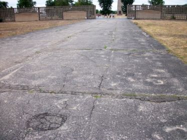 KZ (Konzentrationslager) Заксенхаузен (Sachsenhausen) Ораниенбург (Oranienburg). По этой дороге прошли тысячи узников, чтобы никогда не вернуться.