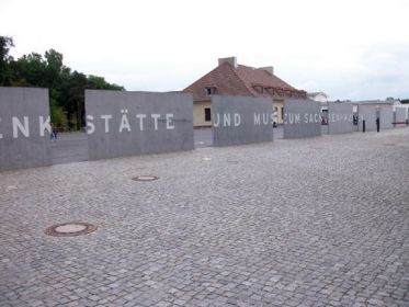 KZ (Konzentrationslager) Заксенхаузен (Sachsenhausen) Ораниенбург (Oranienburg).Стеллы перед входом в Мемориал.