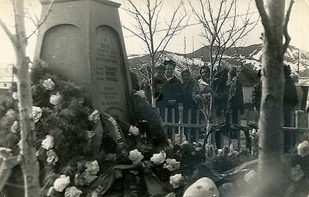 Жители поселка Аркагала - Угольная  у памятника в день Победы (фото из моего архива)