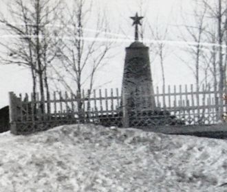 Первый памятник погибшим летчикам в поселке Аркагала -Угольная ( фото из моего личного архива)