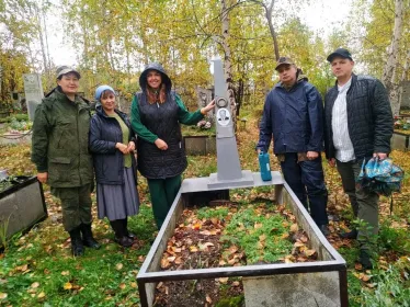 члены клуба "Новоуральский краевед" с внуком ветерана