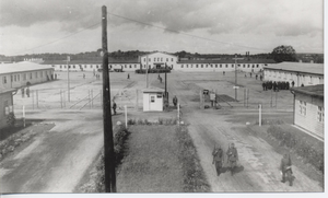 Stalag XI B Фаллингбостель (Fallingbostel). Вид со сторожевой башни на главный вход. Без даты (SNG/Центр документации Целле).