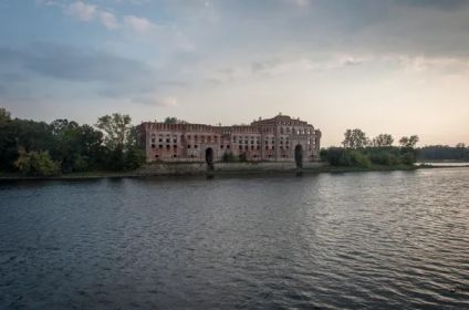 Новогеоргиевская крепость (“Modlin Fortress Granary”: https://clck.ru/3FTcCz ).