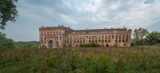 Новогеоргиевская крепость (“Modlin Fortress Granary”: https://clck.ru/3FTcCz ).