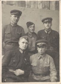 Справа налево однополчане: Мишанов, Туров (стоят), Туриков, Демидкин (сидят) 1942г.