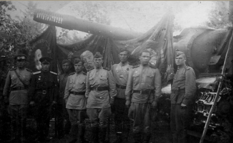Экипаж машины 1124 вместе с командованием. Леонид Отдельнов справа. Июля 1944