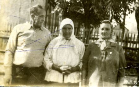 Справо на лево: Казарина (Истомина) Пелагея Ефимовна 1922-1985, с мамой-Истоминой Матреной Филиповной и мужем-Казариным Федором Семеновичем 1918-1998
