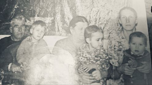 дедушка Коля ,бабушка Таня ,наша мама и мы маленькие  их внуки