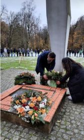 Возложение венков и глиняных табличек на мемориале Эрбке ( нижняя Саксония)