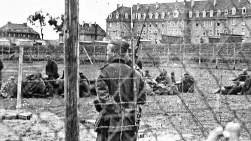 Stalag V B Виллинген (Villingen). Охранник и советские военнопленные.