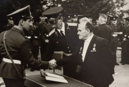 На этой фотографии папу приглашали для участия в присяге солдат в вч