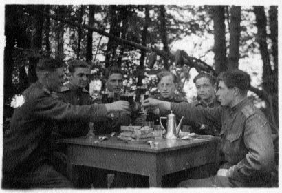 Вероятнее всего Чувырин А.С. третий слева. Крайний справа - Попов В.В., начальник штаба 3-го дивизиона