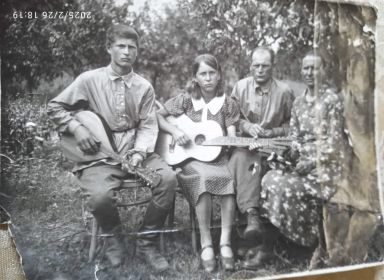 3 дня до войны. 18.06.1941. Алексей Владимирович с женой Верой  Власовной , дочкой Марией и сыном Иваном.