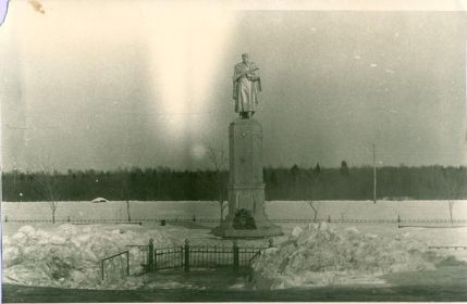 Первый обелиск на мемориале "Любино поле", установленнный в 1960 г.   Спасско - Полистский ЦД филиал МБУ МСКО "Светоч"